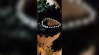 Riempita in bocca di sperma