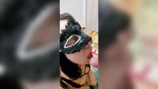 Riempita in bocca di sperma