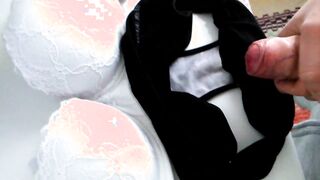 Mi sego e sborro sull'intimo di mia mamma