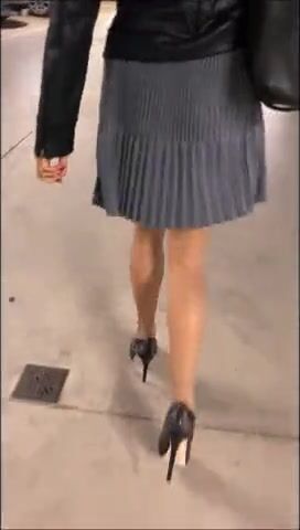 Moglie nel parcheggio del supermercato