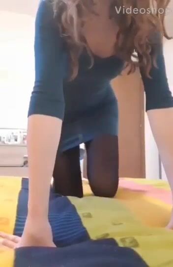 Spoglierello studentessa marchigiana che si masturba il culo col dildo