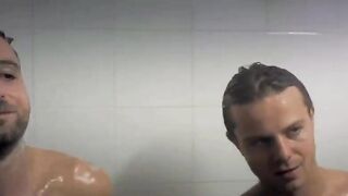 Gilles Rocca attore e regista italiano completamente nudo in doccia