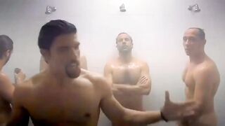 Gilles Rocca attore e regista italiano completamente nudo in doccia