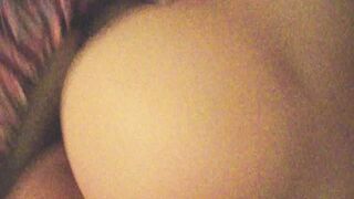 Anna scopata a pelle da un amico e riempita di sbarra