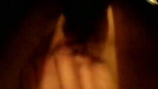 Anna incollata da un nero