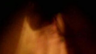 Anna incollata da un nero