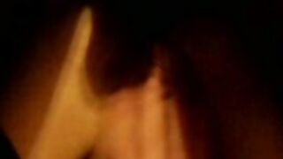 Anna incollata da un nero