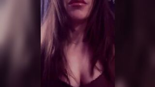 La mia fantasia è toccarmi con tanti cazzi che mi sborrano tutta