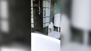 Pompino fidanzata in bagno sborrata sulle tettona