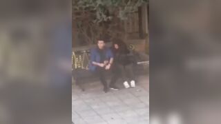 Coppia Cagliari BECCATI mentre lui si fa segare sotto casa dalla fidanzata