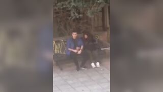 Coppia Cagliari BECCATI mentre lui si fa segare sotto casa dalla fidanzata