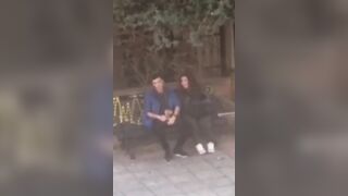 Coppia Cagliari BECCATI mentre lui si fa segare sotto casa dalla fidanzata