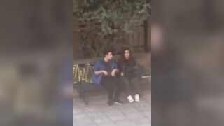 Coppia Cagliari BECCATI mentre lui si fa segare sotto casa dalla fidanzata