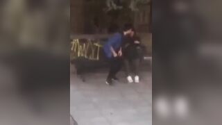 Coppia Cagliari BECCATI mentre lui si fa segare sotto casa dalla fidanzata