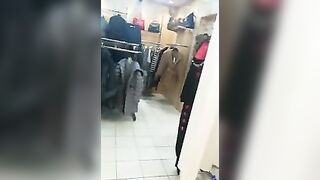 Francesca si riprende le tette col cellulare in negozio