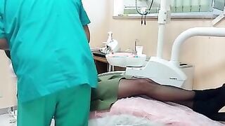 Moglie italiana scopata dal dentista e dal suo assistente TRIO MOGLIE DAL DENTISTA