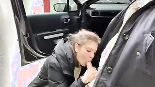 Pompino rischioso in galleria coppia italiana esibizionista