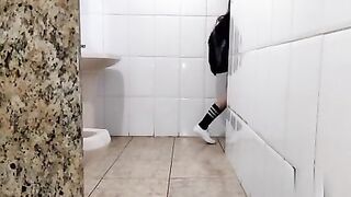 Studentessa Italiana sfondata nel bagno in università