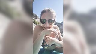 Milf italiana esibizionista in bikini al mare
