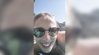 Milf italiana esibizionista in bikini al mare
