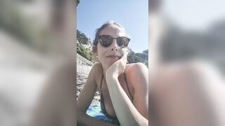 Milf italiana esibizionista in bikini al mare