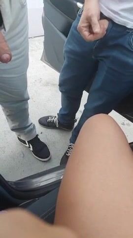 Avete due cazzetti ma vi si rizza? ORA FACCIO UN POMPINO DOPPIO a sti due guardoni
