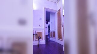 Allison Liselotte Dubois in accappatoio spogliarello hot