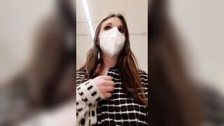 Tettina che esce al supermercato ops