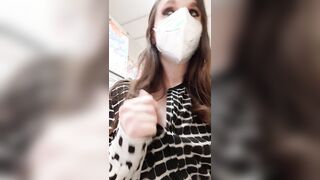 Tettina che esce al supermercato ops