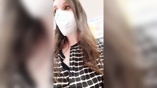 Tettina che esce al supermercato ops